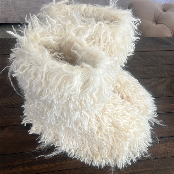 💕SKIMS Faux Fur Shaggy Boots Slippers💕 - Picture 3 of 10